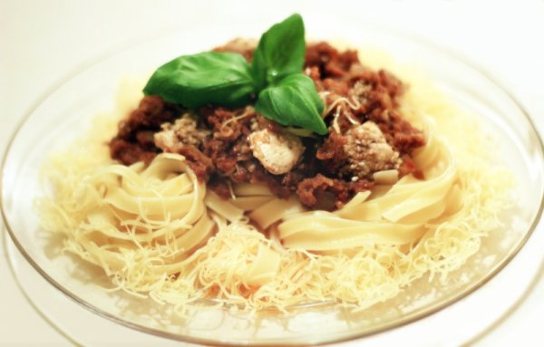 Pierś w sezamie z makaronem