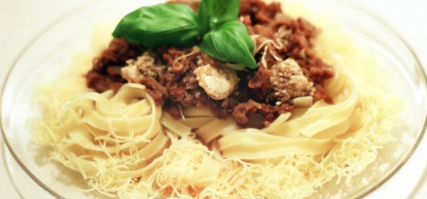 Pierś w sezamie z makaronem