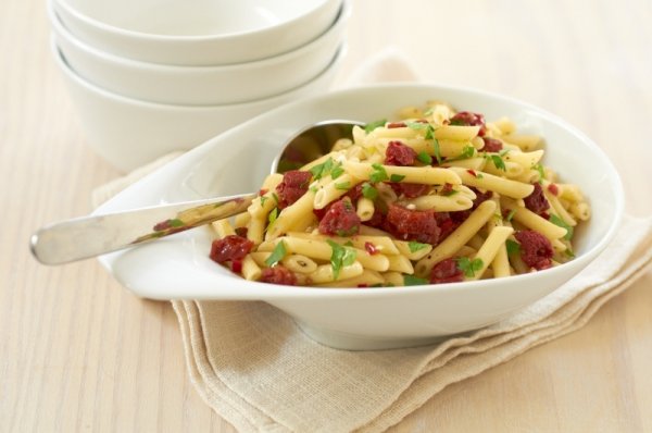 Penne z zapiekanymi pomidorami, czosnkiem i papryczką chilli 