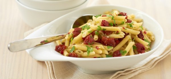 Penne z zapiekanymi pomidorami, czosnkiem i papryczką chilli 