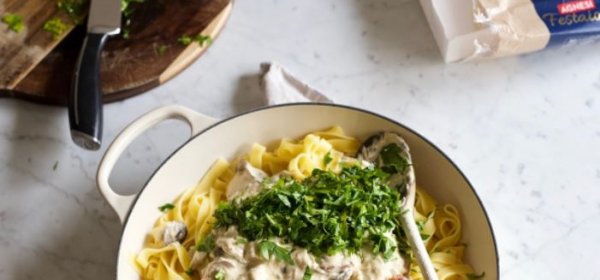 Fettuccine z pieczarkami w sosie mascarpone z pancettą